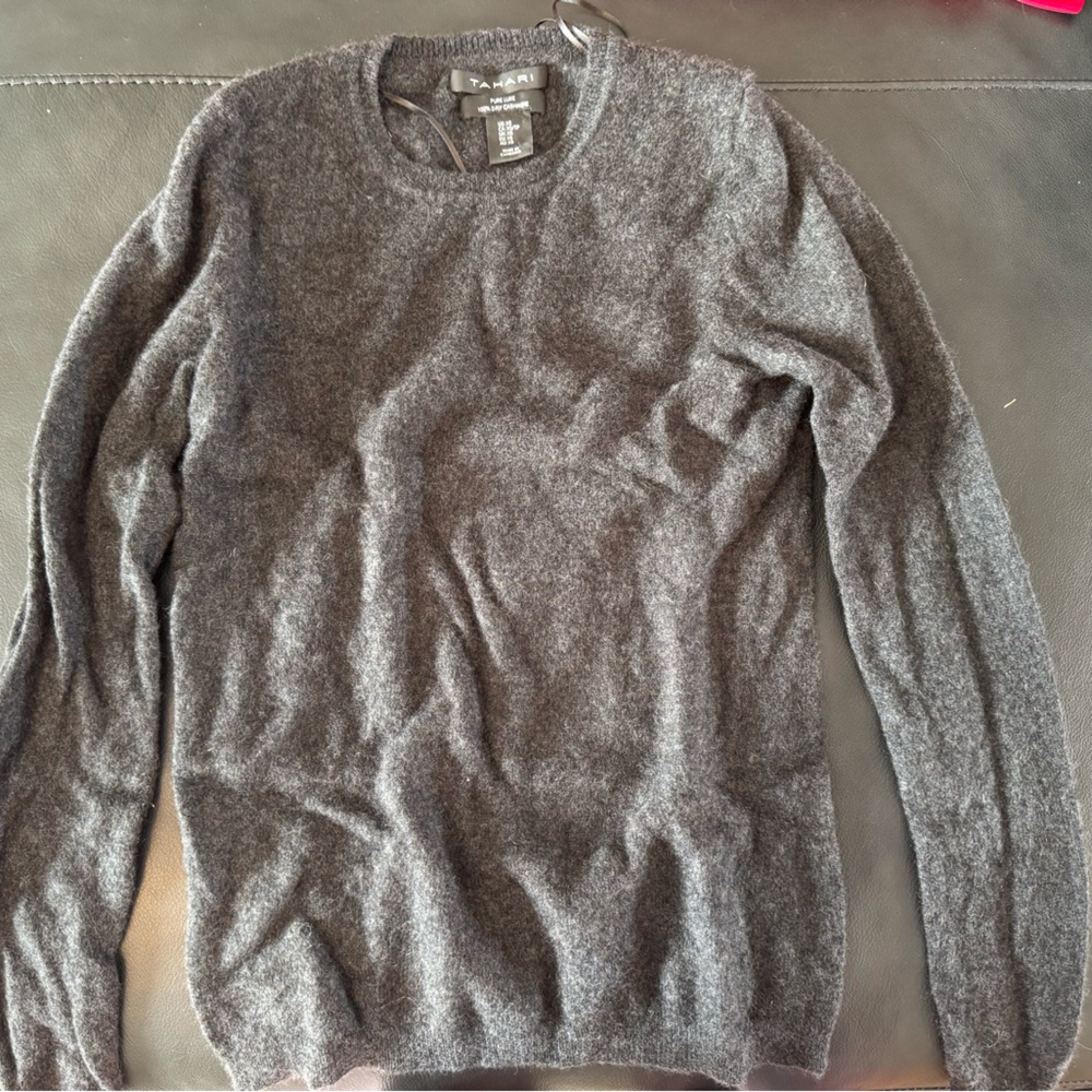 Tahari cachemire sweater.